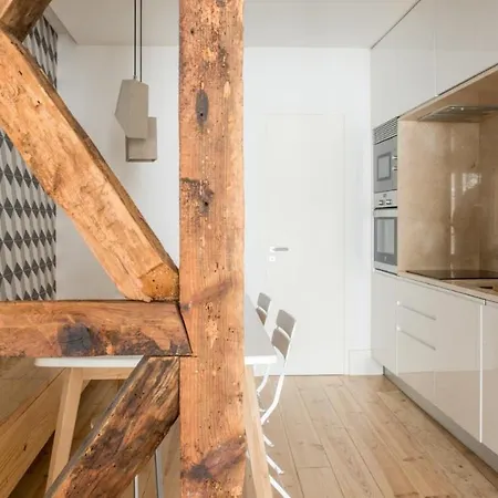 Apartment Plum Guide - The Illusionist *